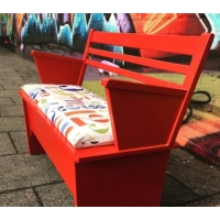 Vintage rood kinderbankje